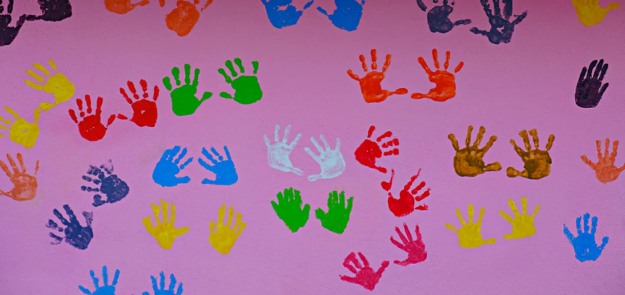 Raufasertapete - Handabdrücke von Kindern an der Wand des Kindergartens Farbe Tapete
